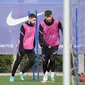 Bek Barcelona Jordi Alba (kiri) dan Gerard Pique mengambil bagian dalam sesi latihan di Barcelona pada 16 Februari 2022. Barcelona bakal meladeni Napoli pada leg pertama play-off babak gugur Liga Europa 2021/22 di Camp Nou, Jumat 18 Februari 2022. (LLUIS GENE / AFP)