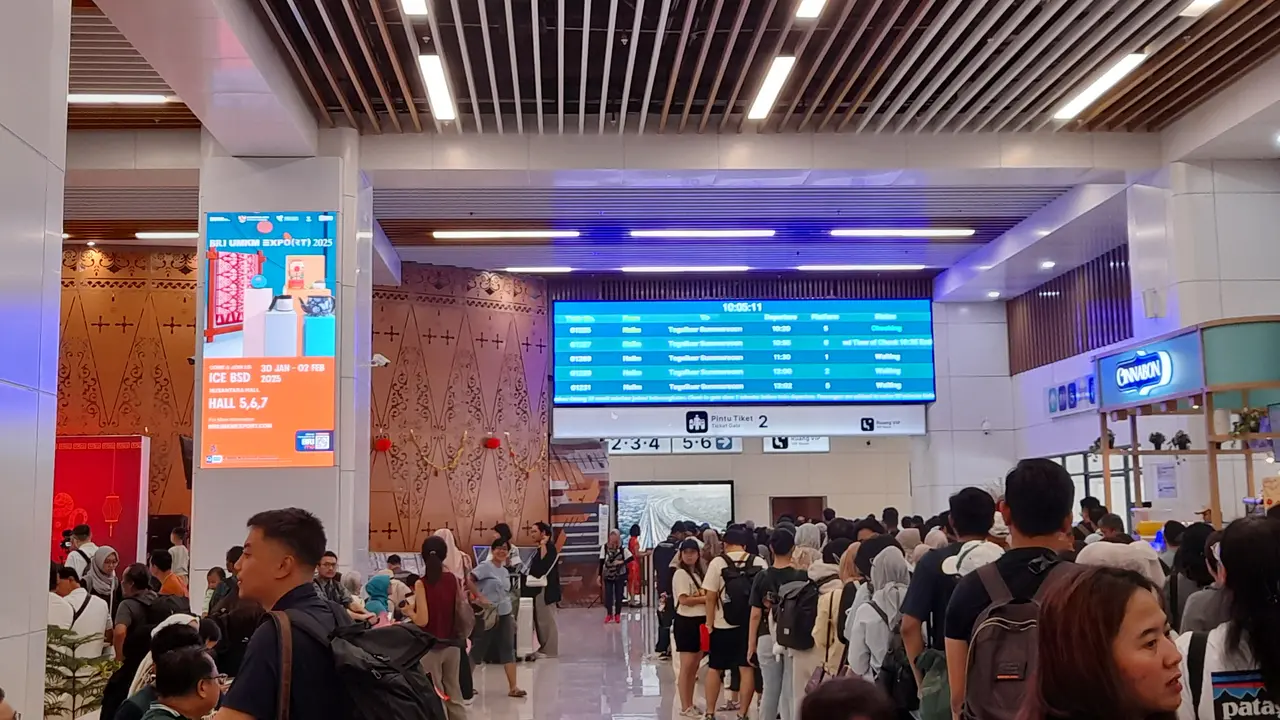 Antrean Check In Penumpang Kereta Whoosh Sampai 2 Meter Jelang Libur Imlek 2025, Tiket Jangan Sampai Dibuang