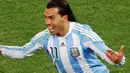 Selebrasi gol kedua striker Argentina Carlos Tevez ke gawang Meksiko di babak 16 besar PD 2010 di Soccer City, Johannesburg, 27 Juni 2010. Argentina unggul 3-1. AFP PHOTO / PEDRO UGARTE 