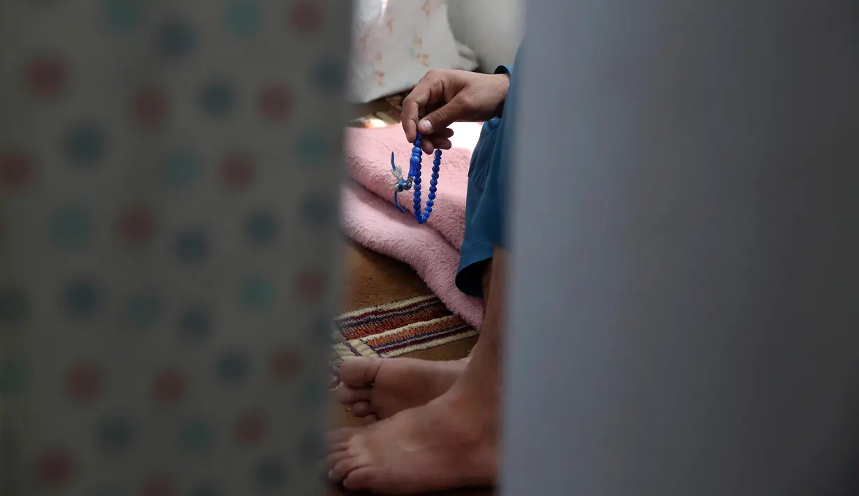 Seorang Muslim berdoa di masjid selama Itikaf, sepuluh hari terakhir bulan puasa Ramadan, di Kabul, Afghanistan, Sabtu, (16/5/2020). Umat Muslim melakukan Itikaf 10 hari terakhir bulan Ramadan, dalam rangka meraih malam kemuliaan atau Lailatul Qadar. (AP Photo/Rahmat Gul)