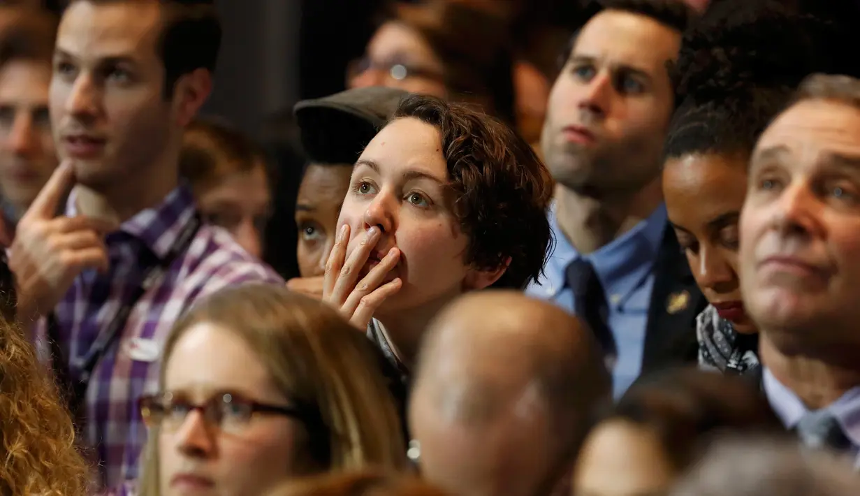 Ekspresi seorang pendukung dari Capres Partai Demokrat Hillary Clinton saat menyaksikan hasil perhitungan suara Pilpres AS 2016 di Manhattan, New York, AS, (8/11). (REUTERS/Lucas Jackson)
