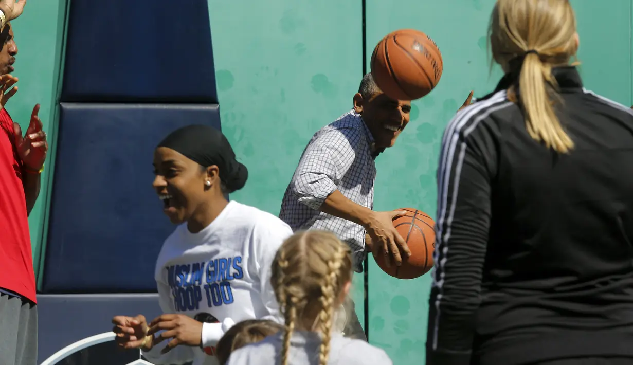 Presiden AS Barack Obama bereaksi saat sebuah bola basket mengenai tubuhnya  di perayaan Paskah Egg Roll di Gedung Putih,  Washington DC, Senin (6/4/2015). (Reuters/ Jonathan Ernst) 