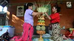 Sejumlah ibu serati banten mempersiapkan Gebogan yang akan digunakan dalam upacara Mecaru dalam menyambut perayaan hari Raya Nyepi dan Tahun baru Saka 1941 di Pura Tribhuana Agung Sukmajaya Depok, Jawa Barat, Selasa (5/3). (Liputan6.com/Herman Zakharia)