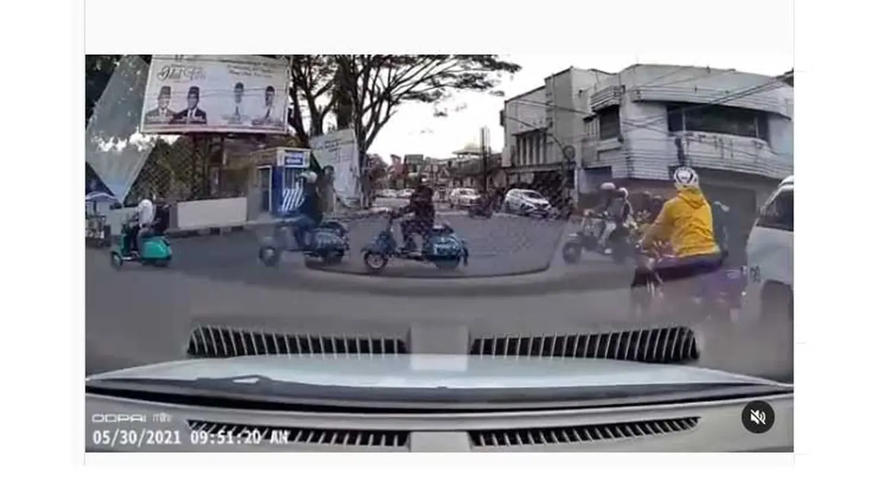 Komunitas Vespa melanggar lampu merah di Tasikmalaya, Jawa Barat