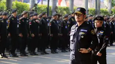 Ketua DPP Partai NasDem Bidang Otda Syahrul Yasin Limpo memimpin upacara peringatan Hari Kesaktian Pancasila di DPP Partai NasDem, Jakarta, Senin (1/10). Upacara ini bertujuan mengenang jasa pahlawan revolusi. (Liputan6.com/Herman Zakharia)