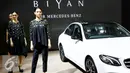 Model mengenakan busana dari desainer Biyan Wanaatmaja  di booth Marcedes-Benz pada gelaran GIIAS 2016 di ICE BSD City Serpong, Banten, (13/8). Marcedes-Benz Indonesia bekerja sama dengan desainer ternama Biyan Wanaatmaja . (Liputan6.com/Fery Pradolo)
