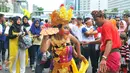 Seorang peserta ikut menari Tari Pendet khas Bali dalam parade kebudayaan bertajuk 'Kita Indonesia' di kawasan Bundaran HI, Jakarta, Minggu (4/12). Para peserta Parade Kebudayaan tampak antusias menyaksikan tarian itu. (Liputan6.com/Angga Yuniar)