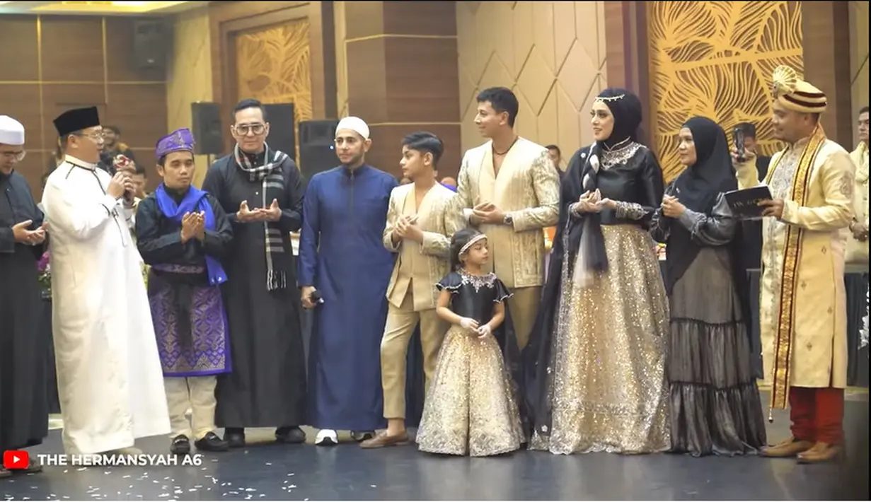 Terlihat beberapa ustaz didepan untuk mempimpin doa bersama dan memberikan sedikit wejangan. Hadir juga ustaz Maulana. [Youtube/The Hermansyah A6]