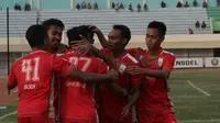Para pemain Persis Solo merayakan gol yang dicetak Muhammad Isa ke gawang Persatu Tuban dalam lanjutan Liga 2 2019 Grup Timur di Stadion Bumi Wali, Tuban, Rabu (24/7/2019). (Bola.com/Vincentius Atmaja)