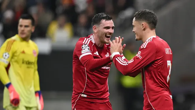 Selebrasi Andrew Robertson dan Florian Wirtz (kanan) di laga Eintracht Frankfurt vs Liverpool di matchday 3 league phase Liga Champions 2025/2025 di Deutsche Bank Park, Kamis (23/10/2025). (Arne Dedert/dpa via AP)