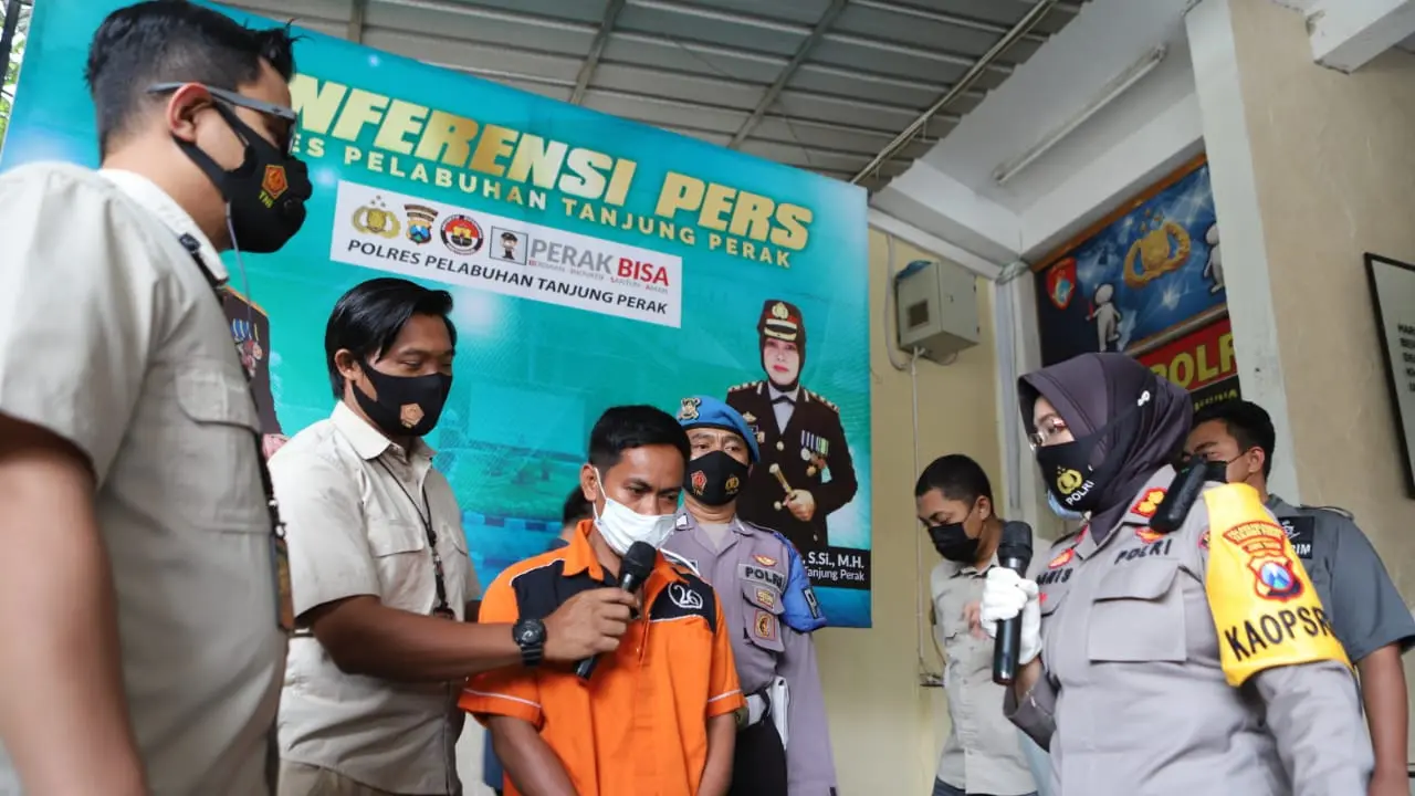 Polisi ringkus jagal sapi pelaku pembunuhan di Surabaya. (Dian Kurniawan/Liputan6.com)