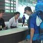 Warga negara asing mencari informasi di Terminal Internasional Bandara Ngurah Rai, Denpasar, Selasa (28/11). Erupsi Gunung Agung yang masih terjadi menyebabkan Bandara Ngurah Rai ditutup 24 jam ke depan sampai Rabu (29/11). (Liputan6.com/Dewi Divianta)