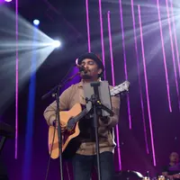 Glenn Fredly namanya pun sudah tak asing bagi penikmat musik jazz tanah air, pelantun lagu yang bertajuk 'Terserah' ikut memecahkan suasana dengan suguhan penampilan yang luar biasa. (Andy Masela/Bintang.com)