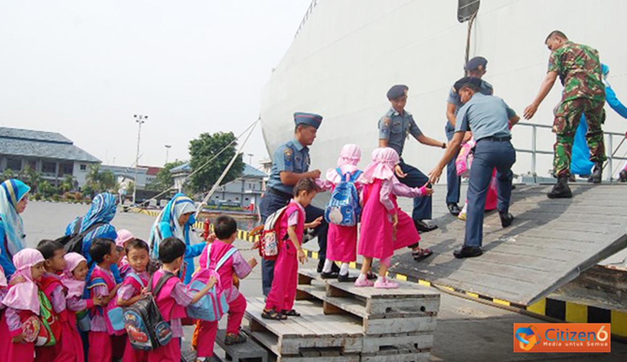 Citizen6, Jakarta Utara: KRI Banda Aceh (BAC)-593 menerima kunjungan rombongan TKIT Insan madani, yang sedang bersandar di Dermaga Kolinlamil, Jakarta Utara, Kamis (01/11). (Pengirim: Dispenkolinlamil). 