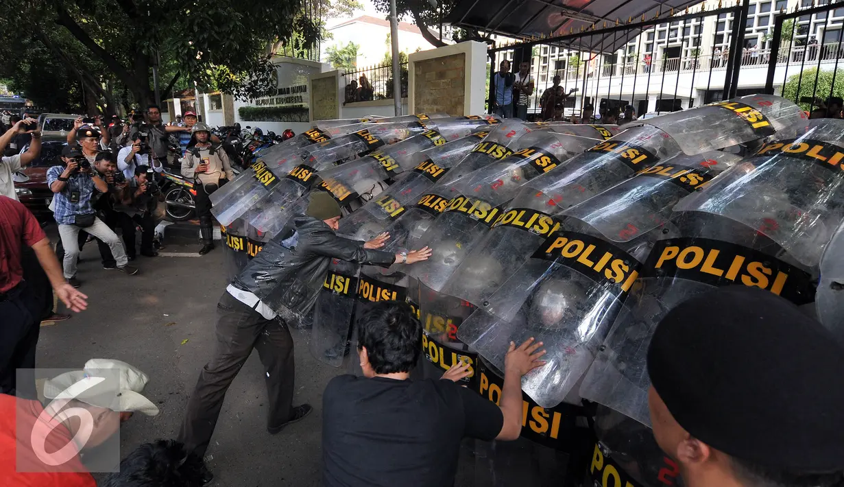 Aparat keamanan melakukan simulasi pengamanan jelang pendaftaran Calon Gubernur dan Wakil Gubernur DKI Jakarta Periode 2017-2022 di Kantor KPU Pusat, Jakarta, Jumat (16/9). Pendaftaran dimulai 21-23 September 2016. (Liputan6.com/Johan Tallo)