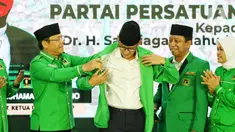 Sandi dikenakan jaket hijau muda berlambang Ka'bah oleh Plt Ketua Umum PPP, Muhamad Mardiono. (Liputan6.com/Angga Yuniar)