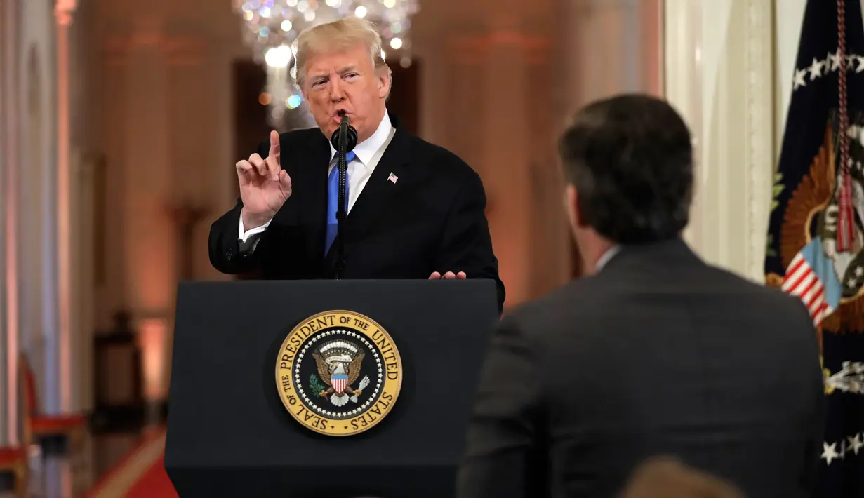 Presiden Amerika Serikat, Donald Trump terlibat adu mulut dengan jurnalis CNN, Jim Acosta saat konferensi pers di Gedung Putih sesaat setelah pemilu sela digelar, Rabu (7/11). Ketegangan bermula dari pertanyaan sang wartawan soal imigran. (AP/Evan Vucci)
