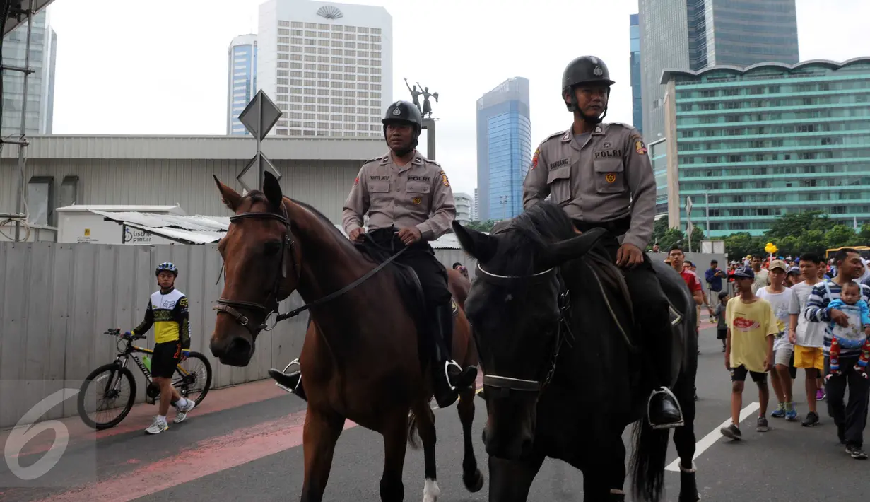 Petugas kepolisian menunggang kuda saat melakukan pengamanan di Car free day, Jakarta, Minggu (21/02). Pihak kepolisian Menerjunkan polisi berkuda saat CFD Jakarta Berlangsung demi kenyamanan dan keamanan Warga ibukota. (Liputan6.com/Helmi Afandi)