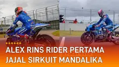 Kondisi aspal tampak basah usai hujan, namun tak menyurutkan niatnya.