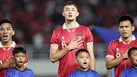 Ekspresi pemain Timnas Indonesia U-23, (dari kiri ke kanan) Arkhan Fikri, Ivar Jenner, dan Witan Sulaeman saat menyanyikan lagu kebangsaan Indonesia Raya jelang melawan Chinese Taipei U-23 dalam pertandingan Grup K Kualifikasi Piala Asia U-23 2024 di Stadion Manahan, Solo, Sabtu (9/9/2023). (Bola.com/Arief Bagus)