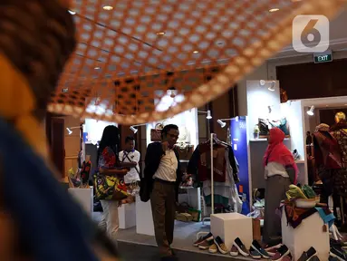 Pengunjung melihat aneka kerajinan dalam pameran UMKM Export BRILian Preneur 2019  di Jakarta Convention Center, Jakarta, Jumat (20/12/2019). UMKM Export BRILian Preneur 2019 menampilkan aneka produk dari 150 UMKM binaan Bank BRI dan Rumah Kreatif BUMN (RKB). (Liputan6.com/Johan Tallo)