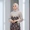 Model Gamis Batik Brokat Motif Elegan 2026 untuk Hijabers Model Full Brokat di Bagian Lengan/ Ilustrasi AI