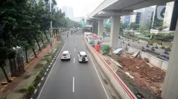 Kendaraan melintas di Jalan Rasuna Said, Jakarta, Senin (16/3/2020). Jalan Rasuna Said terlihat lengang setelah Gubernur DKI Jakarta Anies Baswedan mencabut sementara sistem ganjil genap dan meliburkan sekolah untuk mengantisipasi penyebaran virus corona COVID-19. (merdeka.com/Dwi Narwoko)