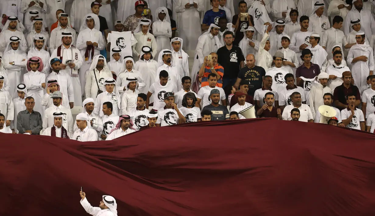 Sejumlah suporter Qatar saat mendukung negaranya bertanding melawan Korea Selatan pada Kualifikasi Piala Dunia 2018 di stadion Jassim Bin Hamad, Doha, Qatar, (13/6). Qatar menang atas Korsel 3-2. (AFP Photo/Karim Jaafar)