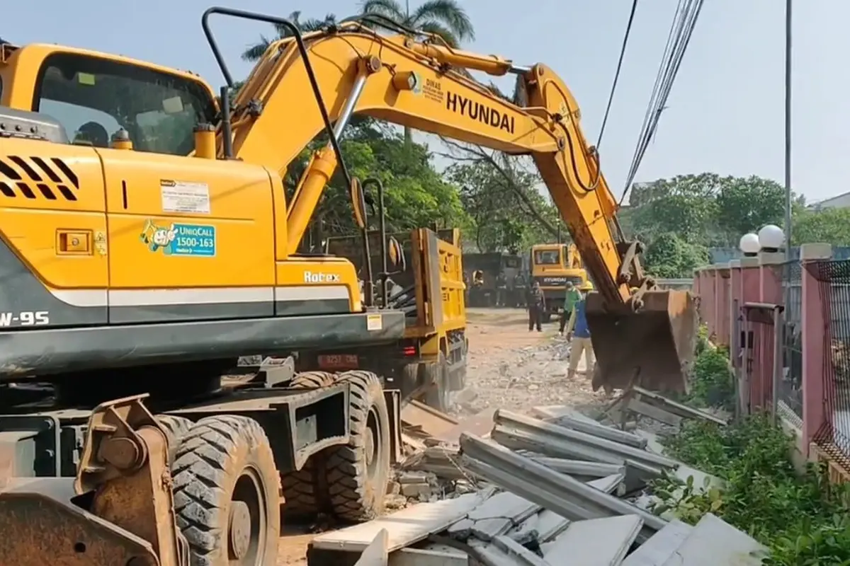 Tembok Beton yang Isolir Rumah Warga di Ciledug, Dibongkar