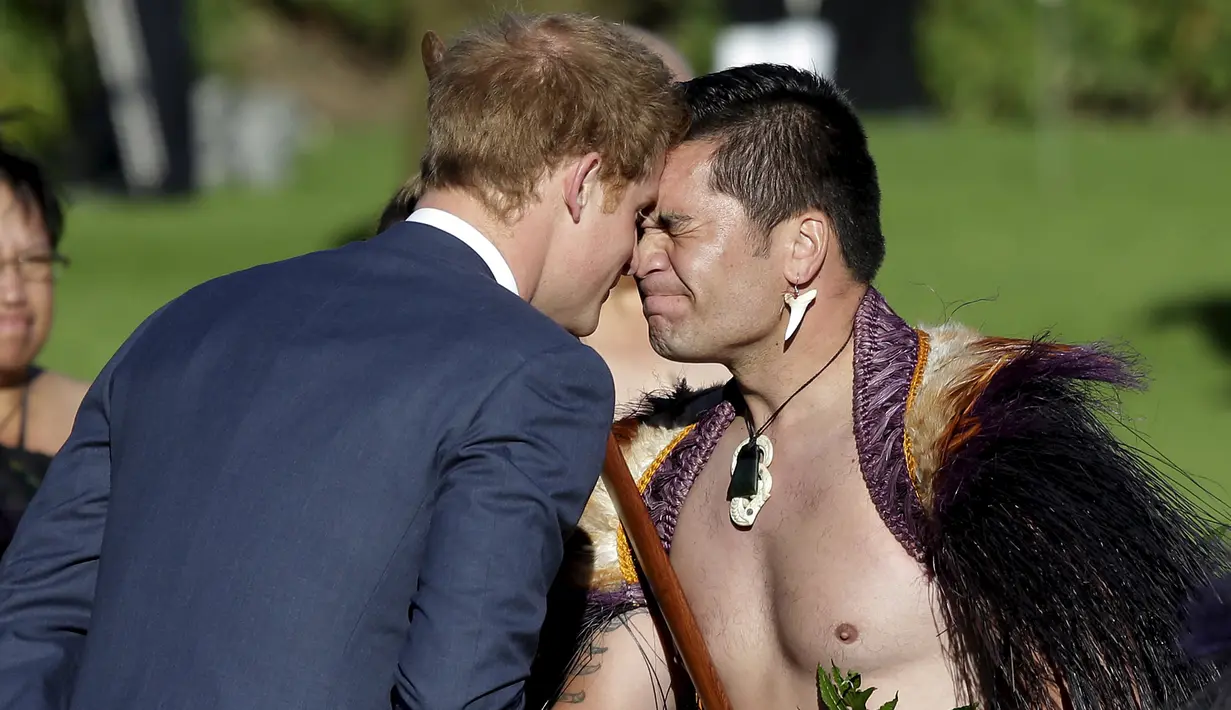 Pangeran Harry melakukan salam hongi pada seorang prajurit Maori saat kunjungan selama seminggu ke Selandia Baru, Sabtu (9/5/2015). Ini merupakan cara tradisional suku Maori mengucapkan salam ataupun bertegur sapa dengan orang. (REUTERS/Anthony Phelps)