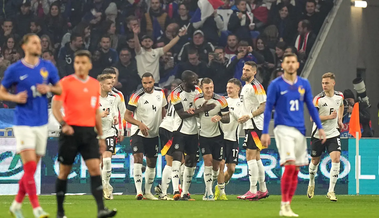 Para pemain Jerman merayakan gol yang dicetak Florian Wirtz pada laga persahabatan FIFA Matchday melawan Prancis di Stadion Groupama, Decines, Lyon, Prancis, Sabtu, 23 Maret 2024. (AP Photo/Laurent Cipriani)
