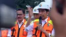 Presiden Joko Widodo memberikan keterangan pers saat meninjau kemajuan pembangunan Kereta Bandara Soekarno Hatta, Tangerang, Banten, (14/12). (Laly Rachev/ Setpres)