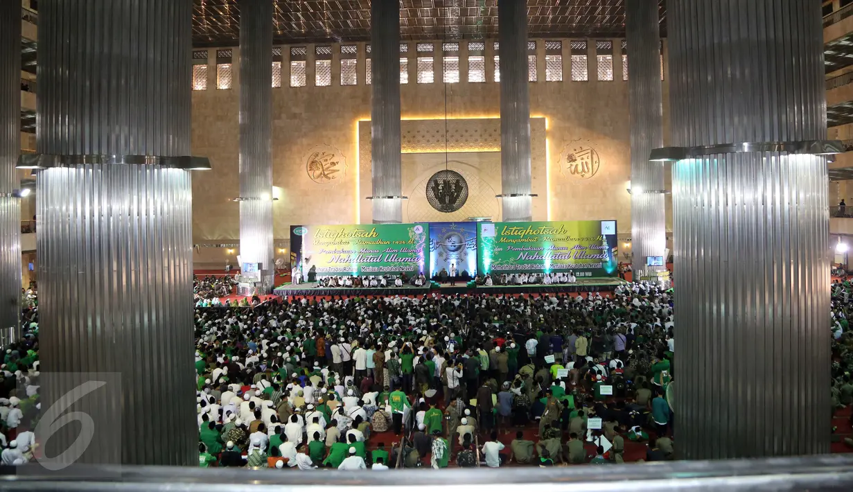 Umat Muslim mengikuti Istighosah Nahdlatul Ulama (NU) di Masjid Istiqlal, Jakarta, Minggu (14/6). Istighosah tersebut untuk menyambut bulan Ramadan 1436 H sekaligus pembukaan Munas Alim Ulama. (Liputan6.com/Helmi Afandi)