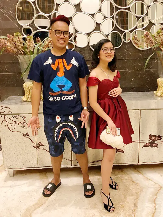 Uya Kuya dan istrinya mengantar putrinya yang prom night hingga selesai. Menurut Astrid, keduanya menjadi bodyguard untuk putri sulungnya. Uya mengaku rela menunggu di parkiran demi buah hatinya tersebut. (instagram/astridkuya)