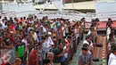 Suasana Salat Jumat warga Pidie di halaman Masjid Jami Quba, Aceh, Jumat (9/12). Gempa berkekuatan 6,5 SR telah merobohkan ratusan bangunan termasuk Masjid Jami Quba. (Liputan6.com/Angga Yuniar)