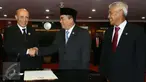 Ketua DPR Ade Komarudin (tengah) menerima Ketua Parlemen Republik Demokratik Rakyat Aljazair, Mohamed Larbi Ould Khelifa (kiri) didampingi Wakil Ketua DPR Agus Hermanto (kanan) di Gedung DPR, Jakarta, Senin (7/3/2016). (Liputan6.com/Johan Tallo)