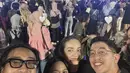Taro Basro dan Enzy juga hadir di konser Raisa. Tara mengenakan atasan hitam halter neck, sedangkan Enzy mengenakam tshirt dengan gambar Raisa. @indiradiandra