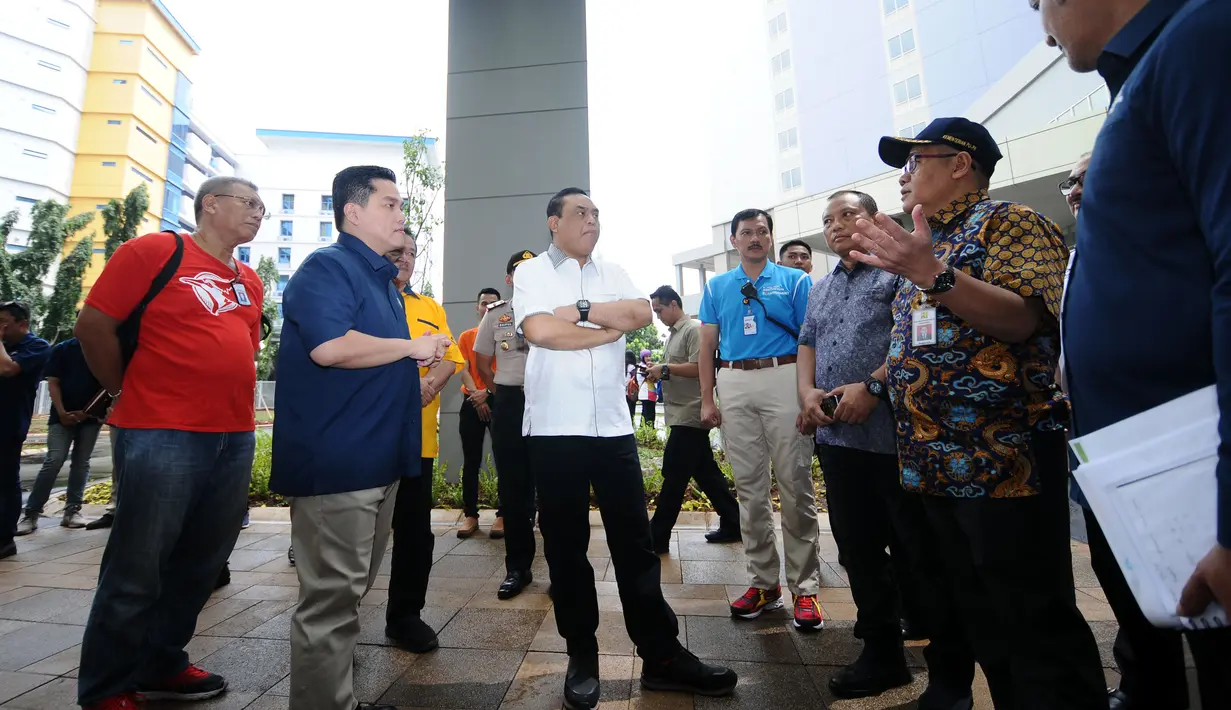 Wakapolri Komjen Pol Syafruddin (tengah) selaku CdM Asian Games 2018 menyimak penjelasan saat meninjau fasilitas wisma atlet di Jakarta, Minggu (4/2). Ketua INASGOC Erick Thohir hadir dalam peninjauan tersebut. (Liputan6.com/Helmi Fithriansyah)