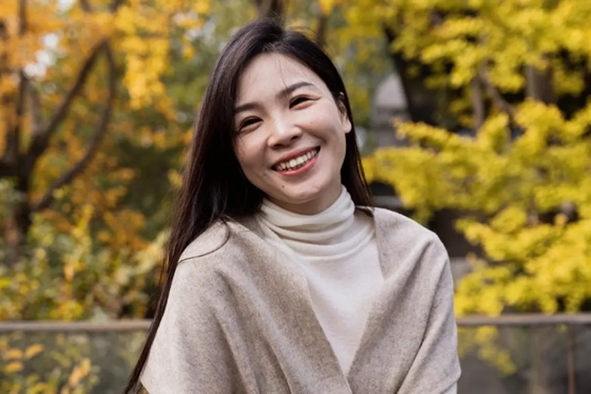 tertawa santai cantik