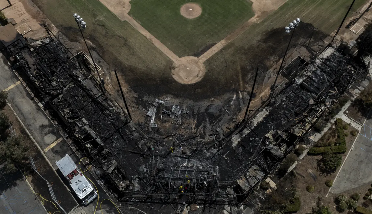 Pemandangan dari udara menunjukkan dampak kebakaran di Jay Littleton Ball Park, lapangan bisbol bersejarah yang muncul dalam "A League of Their Own" dan film lainnya, di Ontario, California, Jumat (23/8/2024). (AP Photo/Jae C. Hong)