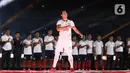 Bek Persija Ryuji Utomo saat menunjukkan jersey baru Persija di SUGBK, Jakarta, Minggu (23/2/2020). Jersey warna putih dipakai Persija untuk laga tandang. (Liputan6.com/Angga Yuniar)
