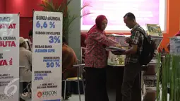 Pengunjung mengunjungi stan pada pameran Indonesia Properti Expo 2016 di Senayan, Rabu  (17/2). Penjualan properti tahun ini diprediksi akan mengalami peningkatan di kisaran 5%-10% jika suku bunga acuan BI turun 50 basis poin (Liputan6.com/Angga Yuniar)
