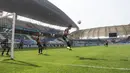 Pemain Timnas Indonesia, Gavin Kwan, menyundul bola saat latihan di Stadion Wibawa Mukti, Jawa Barat, Selasa (6/11). Latihan ini merupakan persiapan jelang Piala AFF 2018. (Bola.com/Vitalis Yogi Trisna)