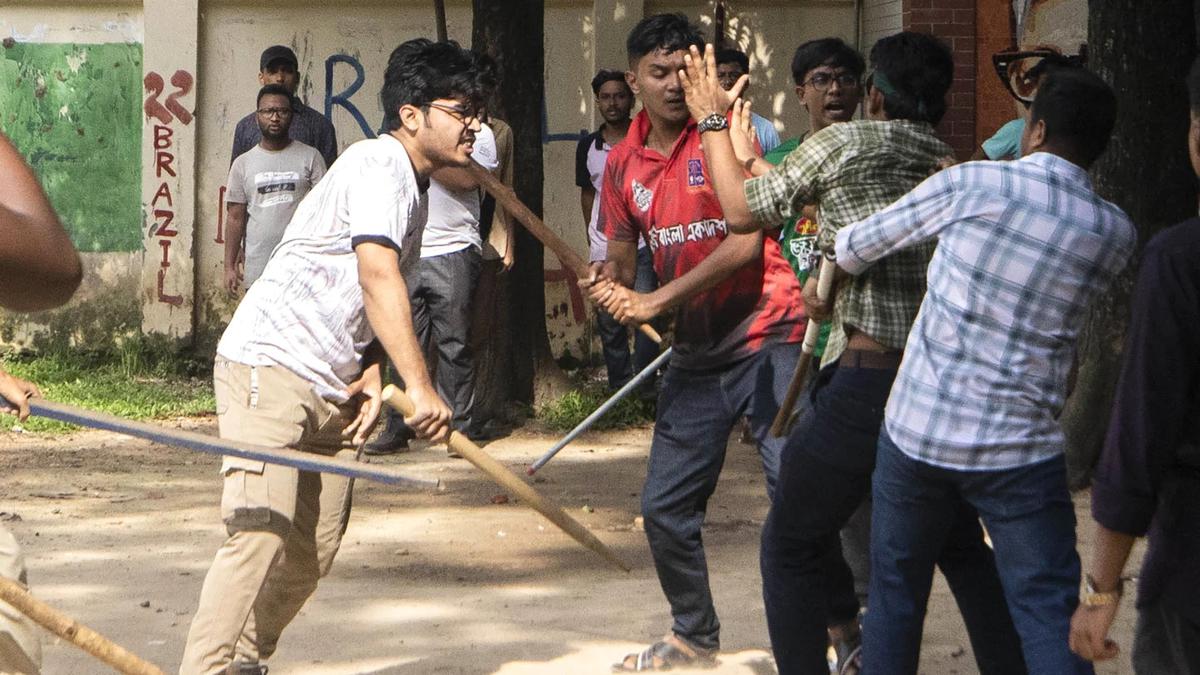 Demo Kuota PNS Bangladesh Kian Mematikan, Kemlu RI: 563 WNI Selamat, KBRI Susun Rencana Kontingensi untuk Antisipasi