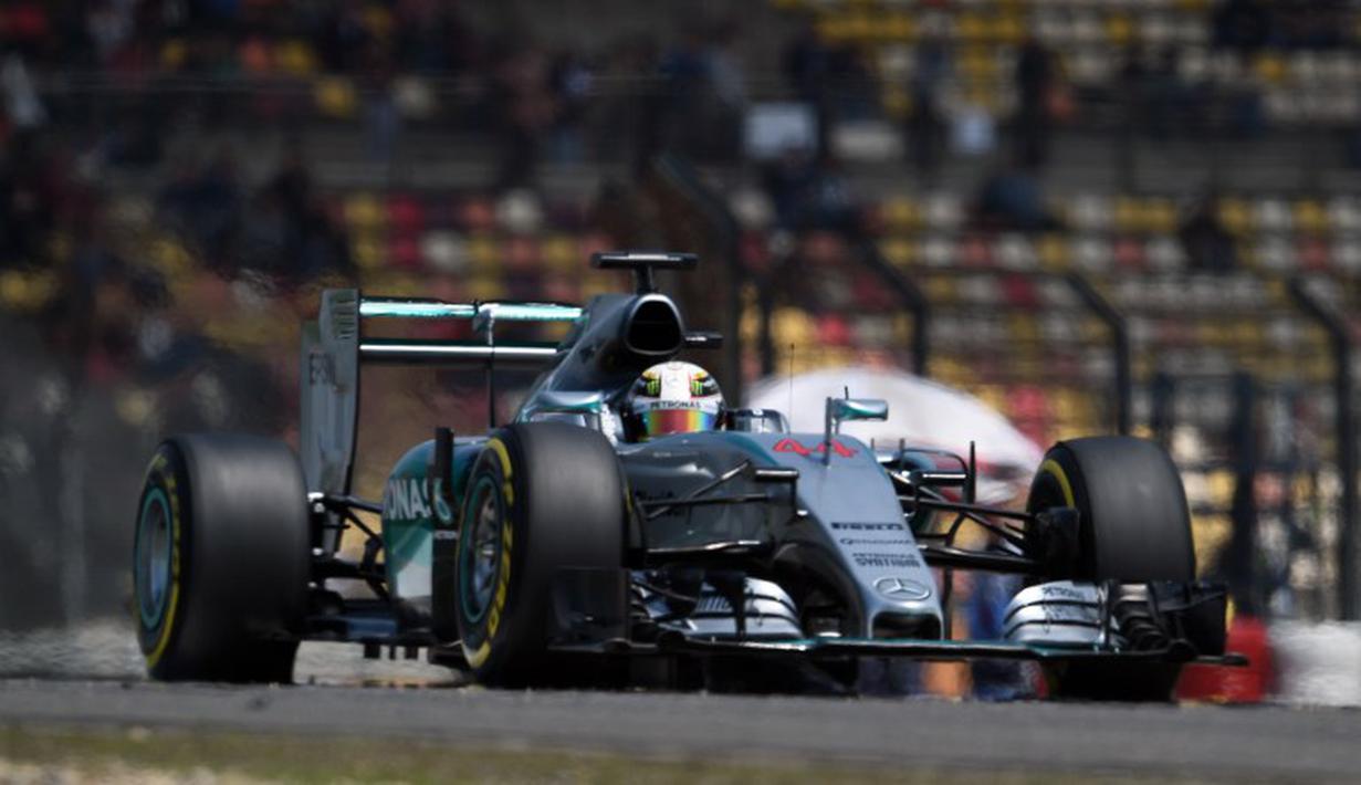 Bagi Hamilton, ini adalah pole position yang ketiga secara beruntun di musim ini. Sebelumnya, pebalap Inggris Raya ini berhasil meraih posisi start terdepan di GP Australia dan GP Malaysia (FRED DUFOUR/AFP)