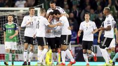 Para pemain Jerman merayakan gol yang dicetak oleh Sebastian Rudy ke gawang Irlandia Utara pada laga Kualifikasi Piala Dunia 2018 di Stadion Windsor Park, Kamis (5/10/2017). Jerman menang 3-1 atas Irlandia Utara. (AP/Brian Lawless)