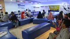 Nasabah asuransi mengantre di PT. Asabri (Persero), Jakarta, Kamis (16/1/2020). PT Asabru (Persero) bertugas menunjang upaya meningkatkan kesejahteraan Prajurit TNI, Anggota Polri dan PNS Kemhan/Polri beserta keluarganya.  (Liputan6.com/Herman Zakharia)