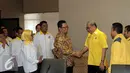 Wakil Ketua MPR Mahyudin (kiri) saat mendaftar sebagai ‎Caketum Partai Golkar di DPP Partai Golkar, Rabu (4/5). Balon Ketua Umum Partai Golkar yang mendaftar harus memenuhi persyaratan salah satunya membayar iuran sebesar 1 M. (Liputan6.com/Johan Tallo)