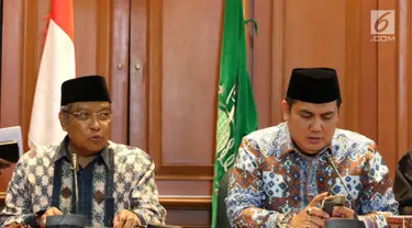 Ketua Umum PBNU, KH Said Aqil Siradj (kiri) didampingi Sekjen PBNU Helmy Faishal Zainidi memberikan keterangan pers di kantor PBNU, Jakarta, Kamis (25/5). (Liputan6.com/Angga Yuniar)