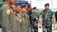 Kepala Staf Angkatan Udara (Kasau) Marsekal TNI Fadjar Prasetyo menyambut tim evakuasi 75 Warga Negara Indonesia (WNI) dari Sudan di Pangkalan Udara Halim Perdanakusuma, Jakarta, Senin (1/5/2023). (Liputan6.com/Helmi Fithriansyah)
